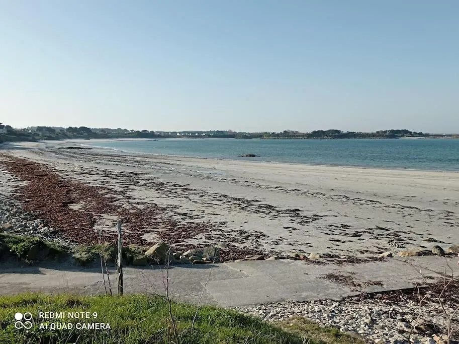 Hébergement de vacances Chalet Familial En Bois A 150 M De La Mer Santec